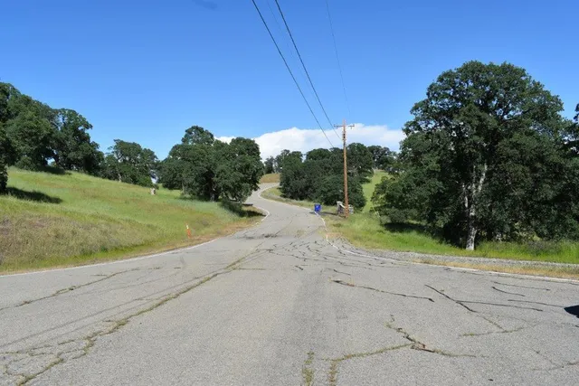 a view of a yard with basketball court