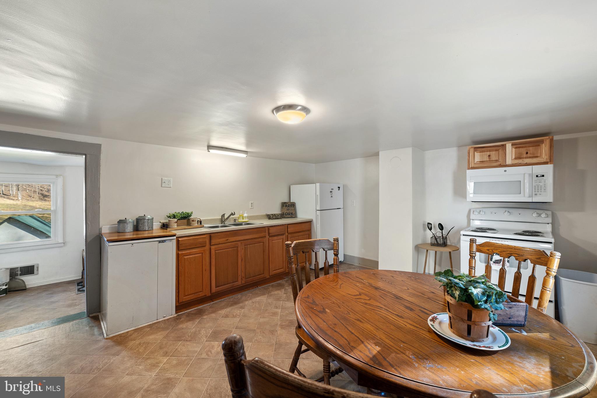 418 Round Hill Road Boston, VA 22713 - Photo 3 of 22 Large Kitchen with eat in table space