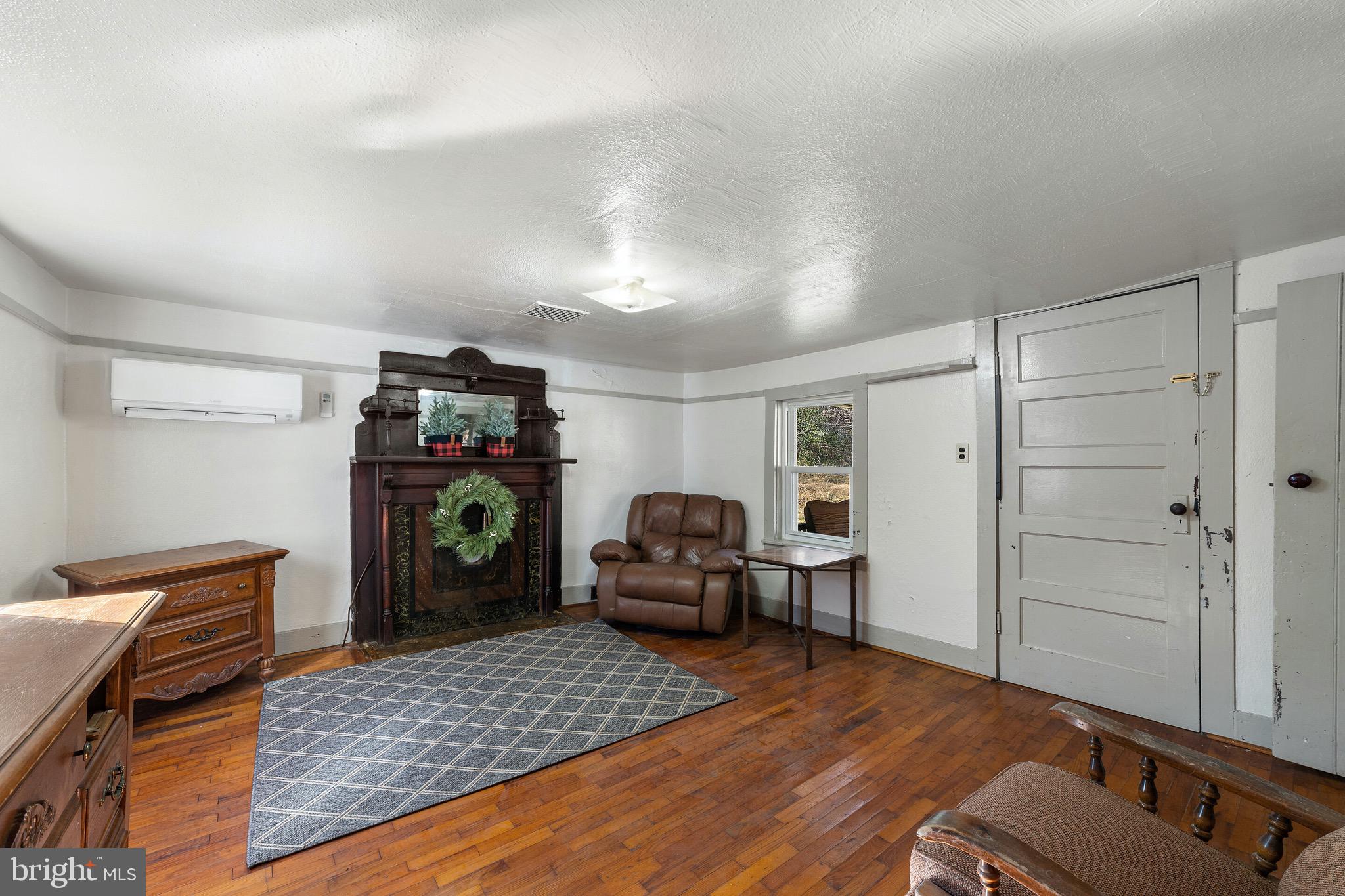 418 Round Hill Road Boston, VA 22713 - Photo 6 of 22 Good sized Family-living room