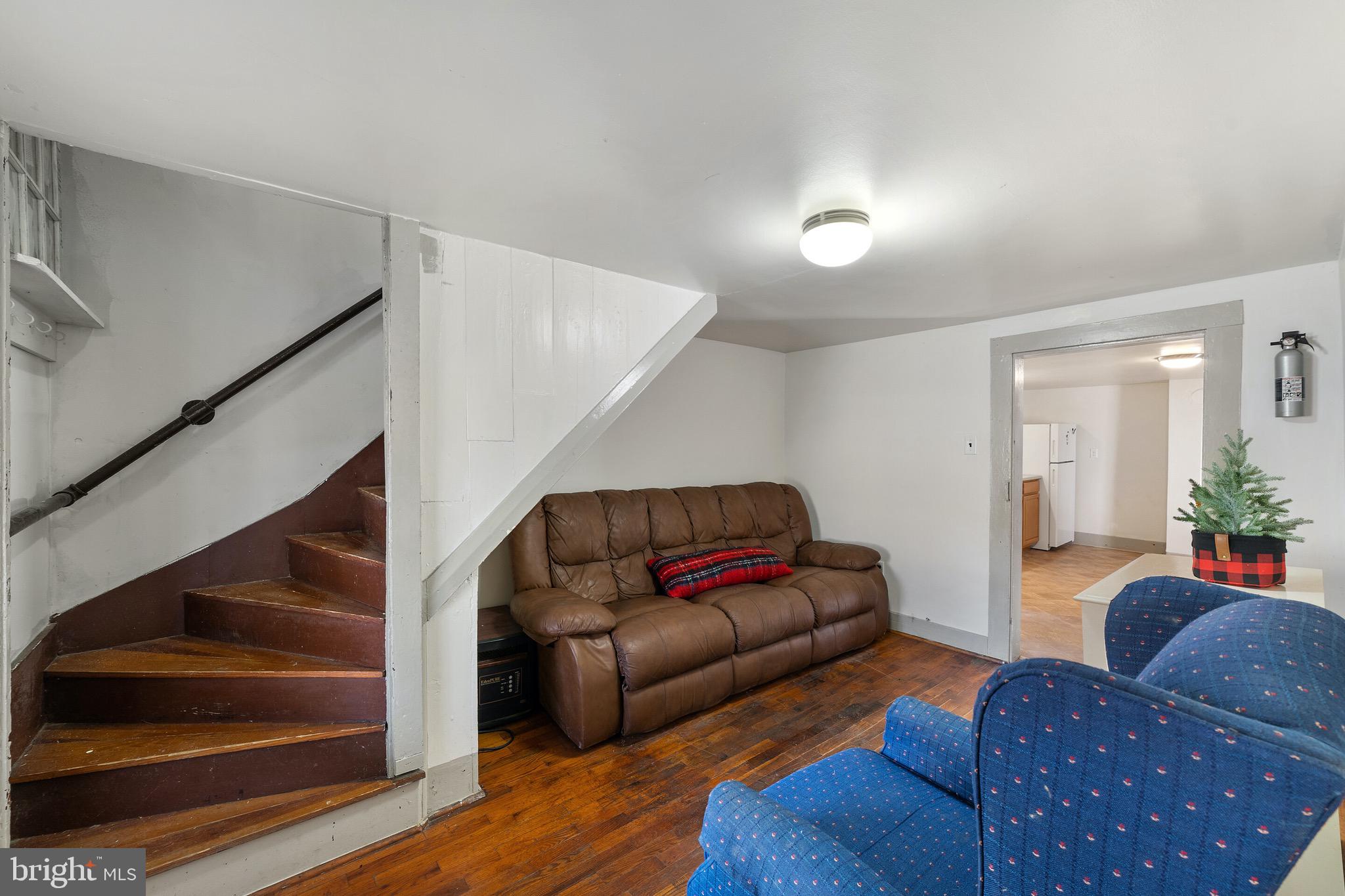 418 Round Hill Road Boston, VA 22713 - Photo 7 of 22 Front foyer - space to make office- study area