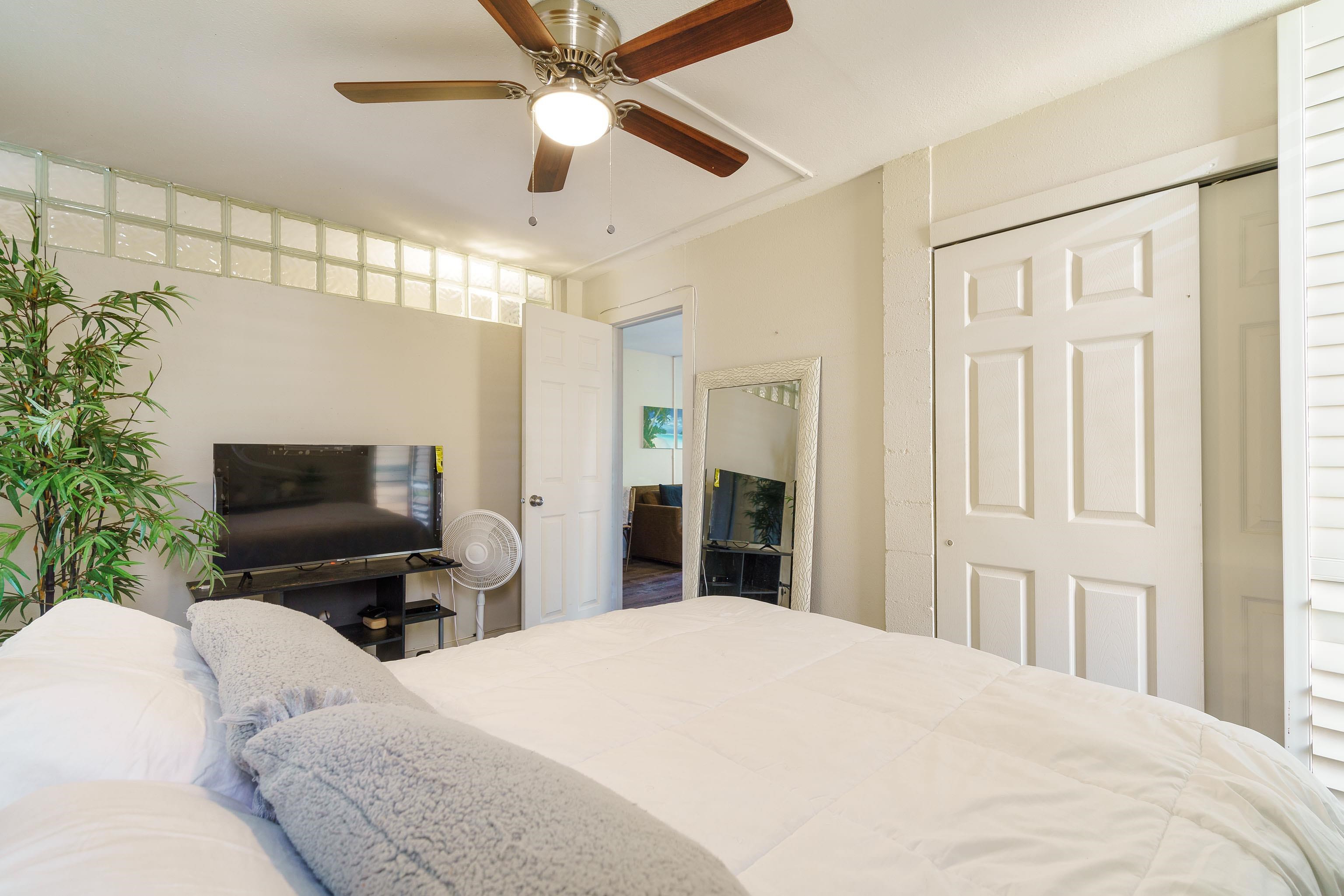 3660 Lower Honoapiilani Road, Unit 111 Lahaina, HI 96761 - Photo 11 of 28 a bedroom with a large bed and a flat tv screen
