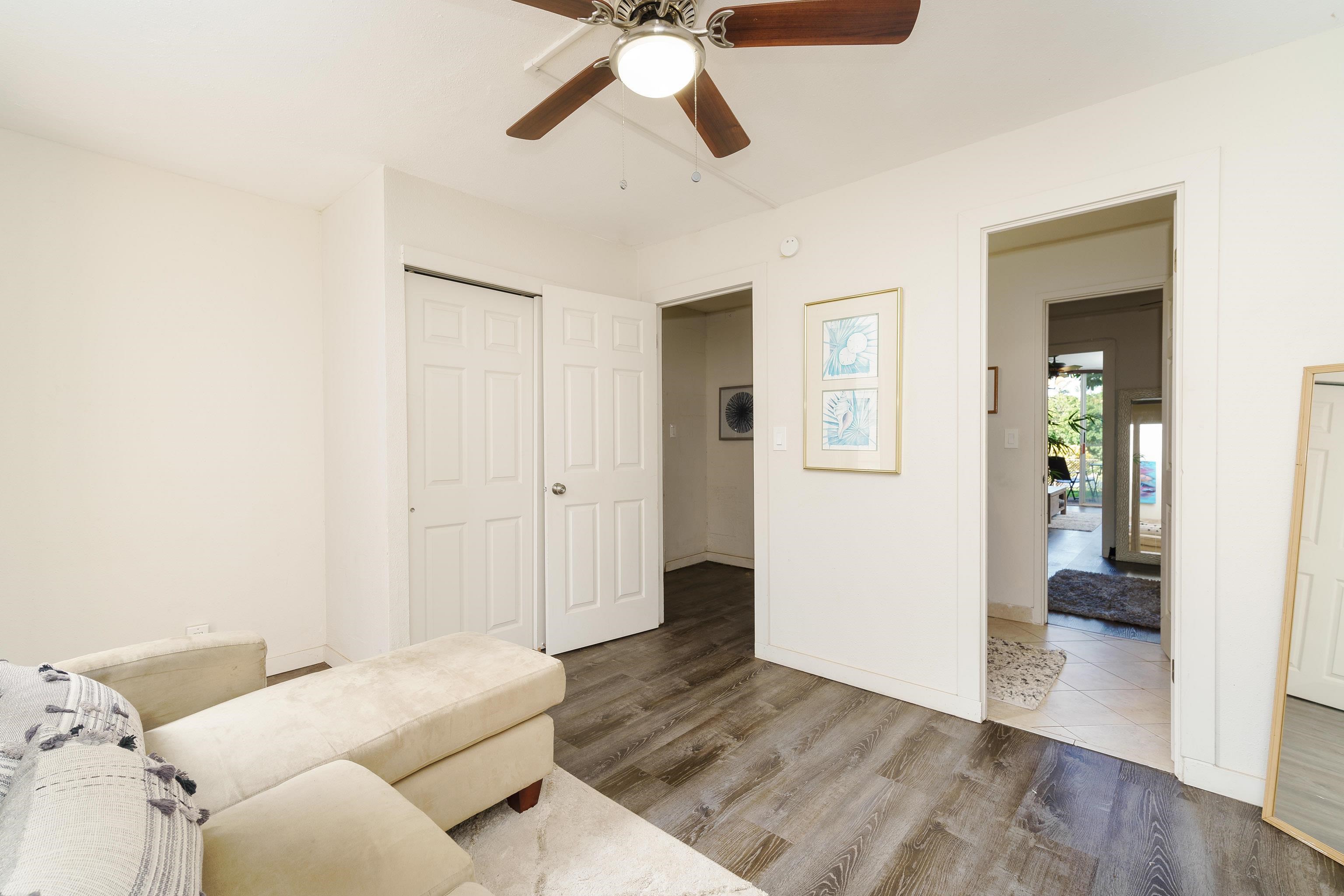 3660 Lower Honoapiilani Road, Unit 111 Lahaina, HI 96761 - Photo 15 of 28 a living room with furniture and a ceiling fan