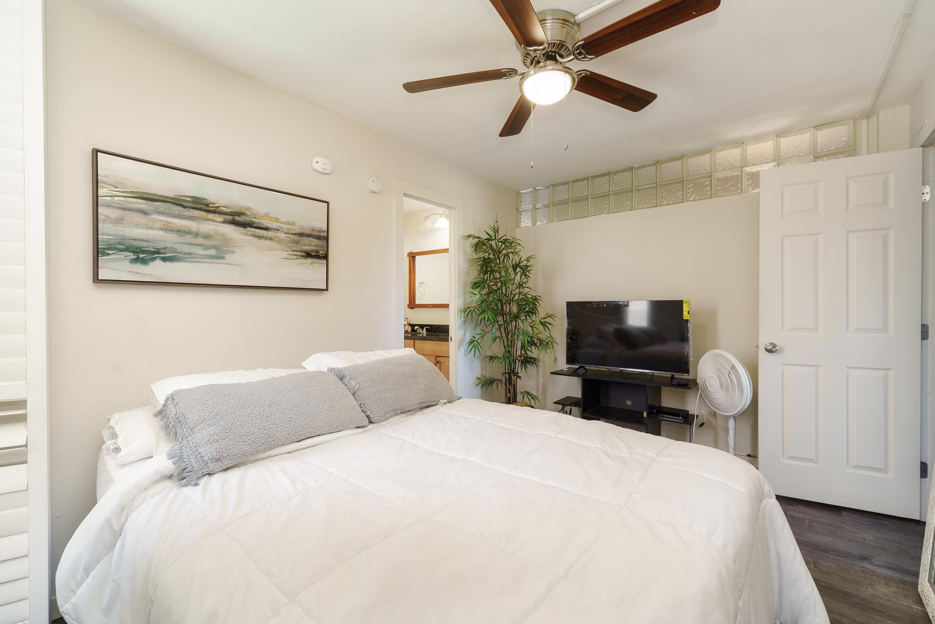 3660 Lower Honoapiilani Road, Unit 111 Lahaina, HI 96761 - Photo 10 of 28 a bedroom with a bed and a flat screen tv