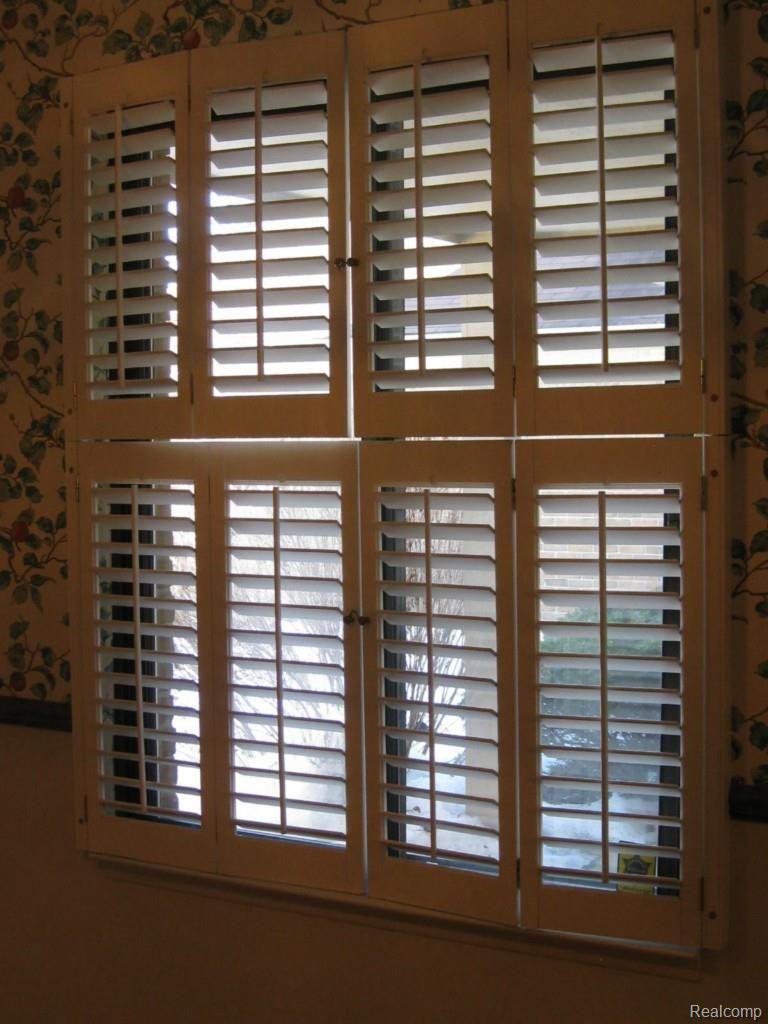 519 Tennyson, Unit 23 Rochester, MI 48307 - Photo 12 of 33 Shutters-Breakfast nook.jpg