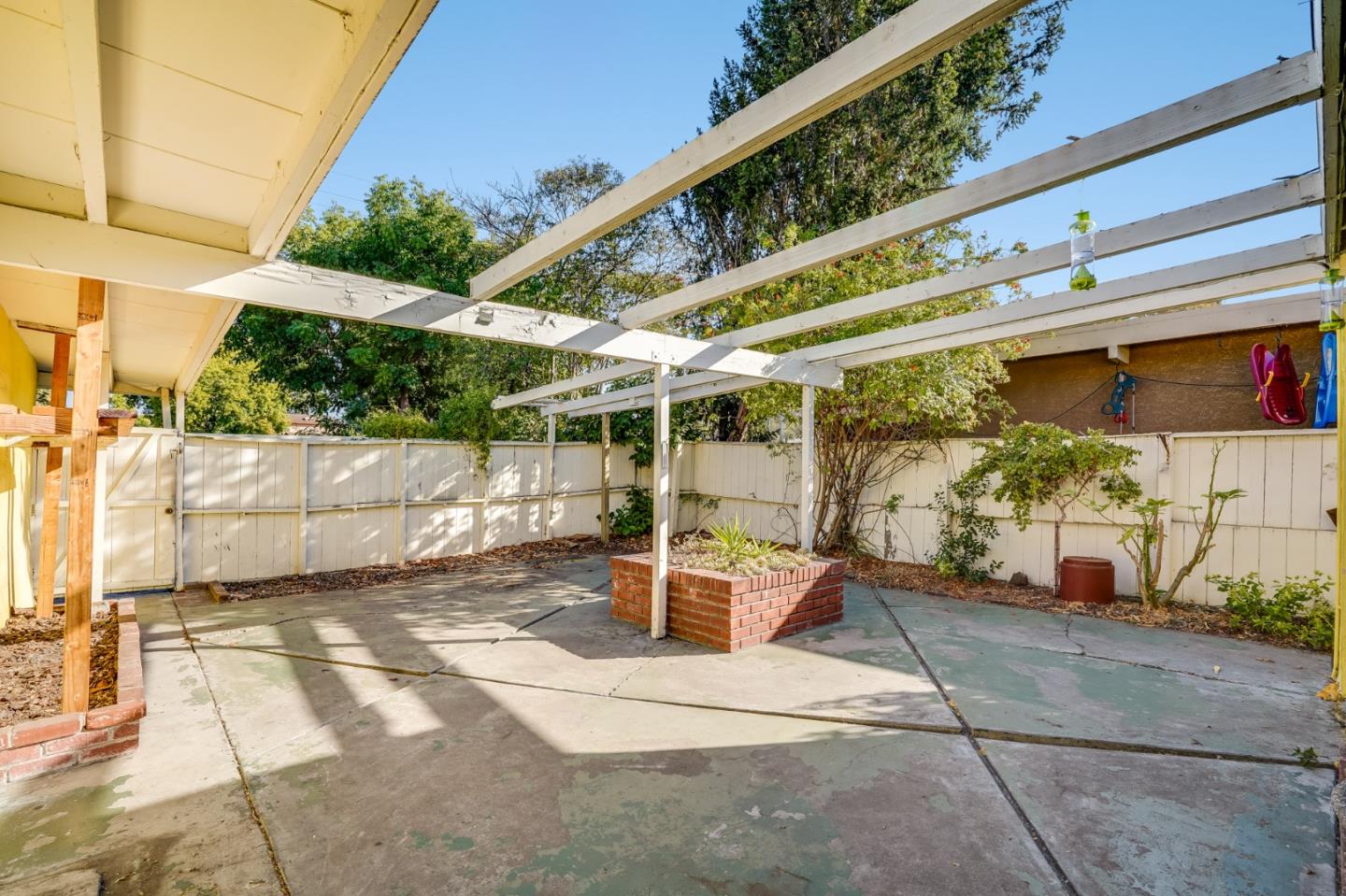 266 Thompson Avenue Mountain View, CA 94043 - Photo 5 of 25 a view of a porch