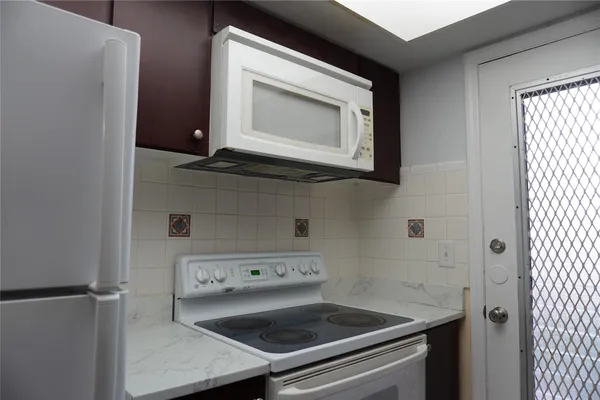 $1,395 | 1050 East Sample Road, Unit 104, Pompano Beach, FL 33064