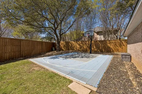 a view of a backyard