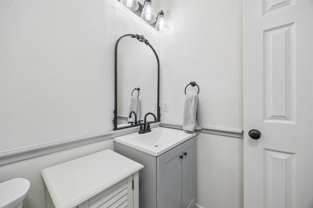 5 Cimarron Court Trophy Club, TX 76262 - Photo 9 of 30 a bathroom with a sink and mirror