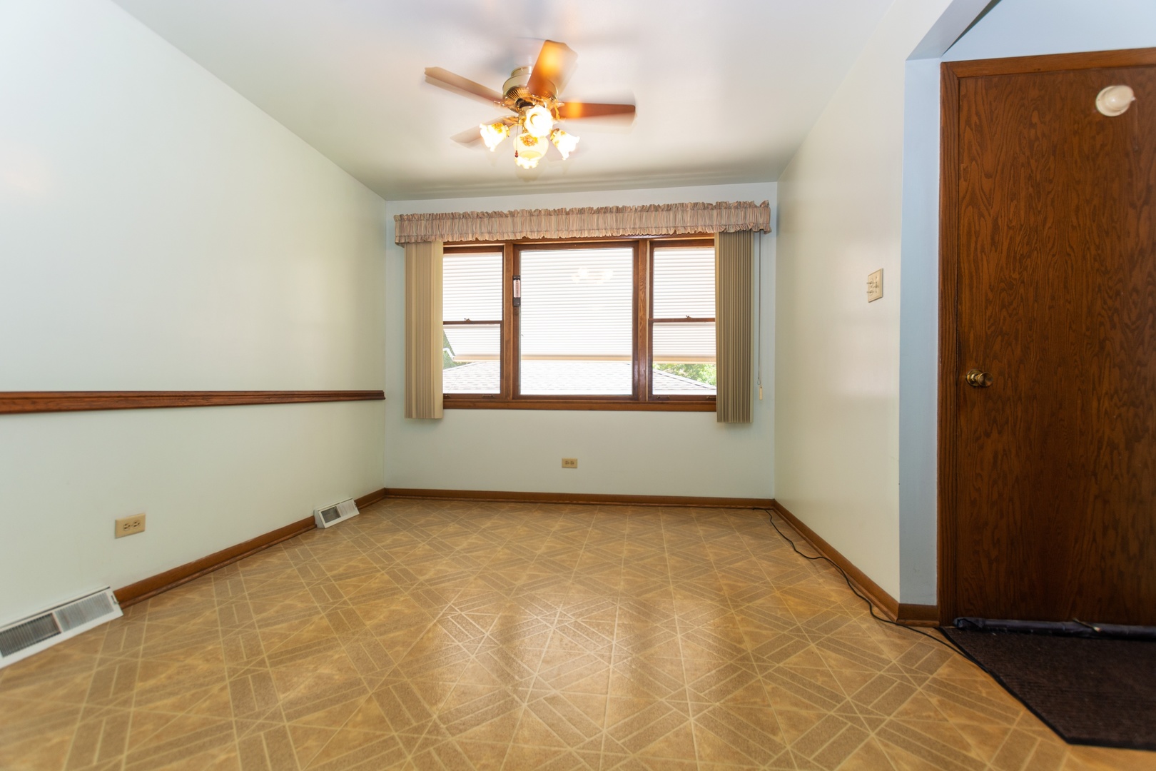 10621 Princess Avenue Chicago Ridge, IL 60415 - Photo 5 of 13 an empty room with a window