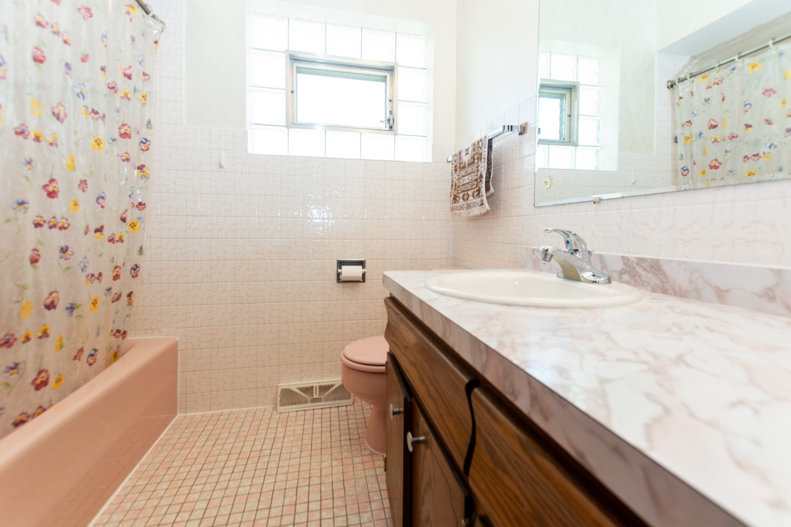 10621 Princess Avenue Chicago Ridge, IL 60415 - Photo 9 of 13 a bathroom with a sink a toilet and a bathtub