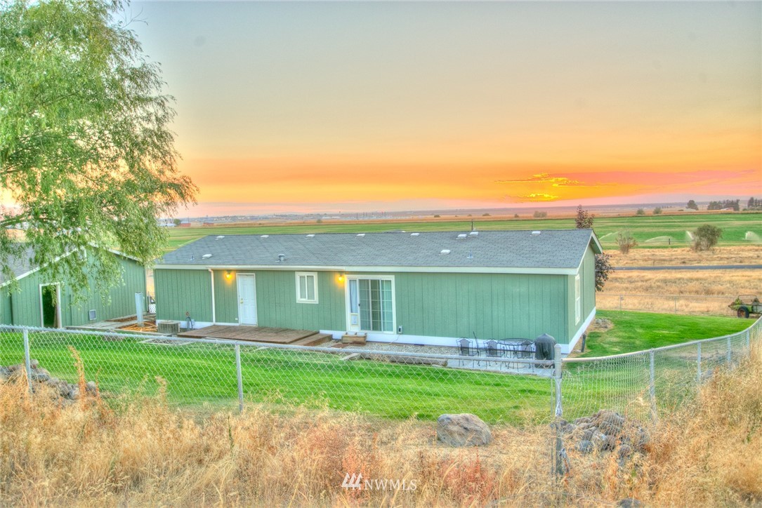 8927 Rd K Northeast Moses Lake, WA 98837 - Photo 4 of 25 Gallery Image 4