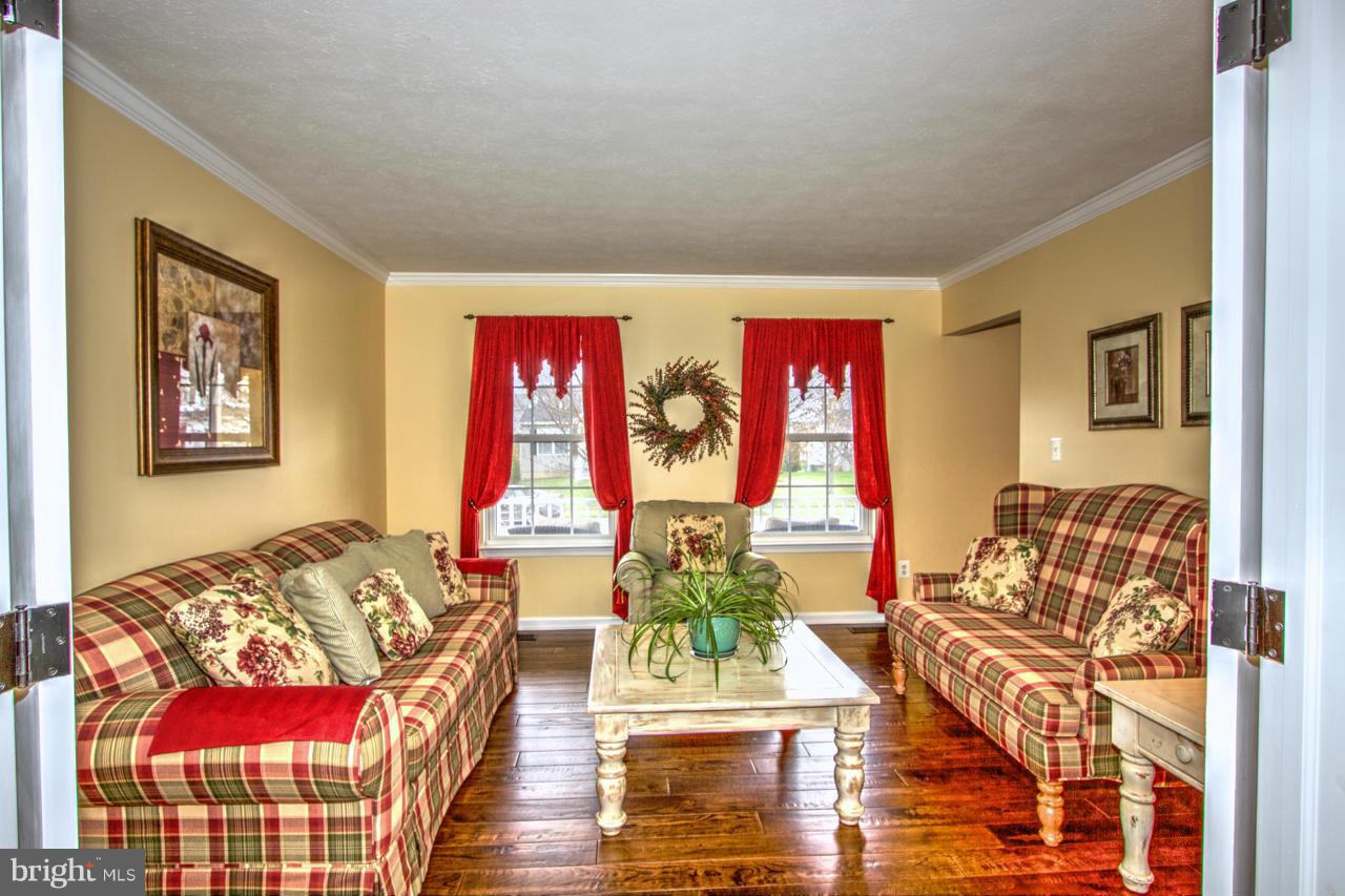 4609 Sandwood Road Baltimore, MD 21219 - Photo 4 of 23 Living Room