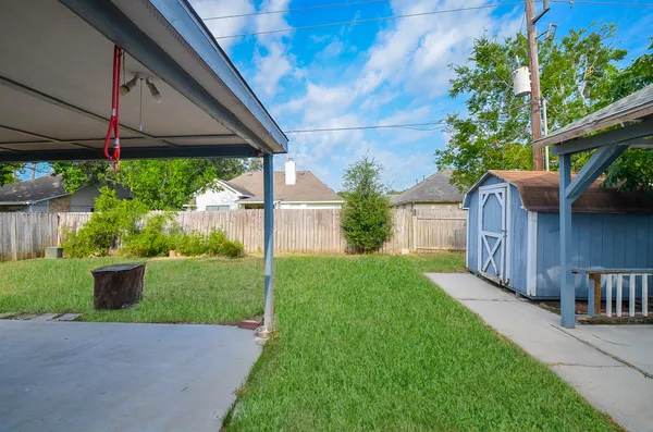 a view of a house with backyard and garden