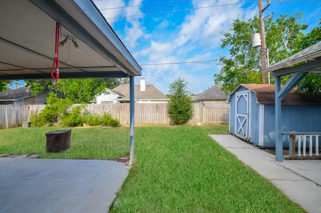 a view of a house with backyard and garden