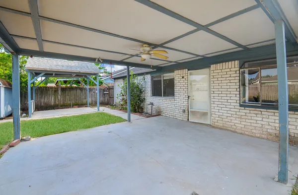 a view of a house with porch and garden