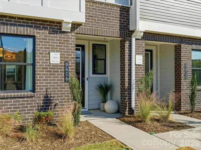 a view of entryway front of house