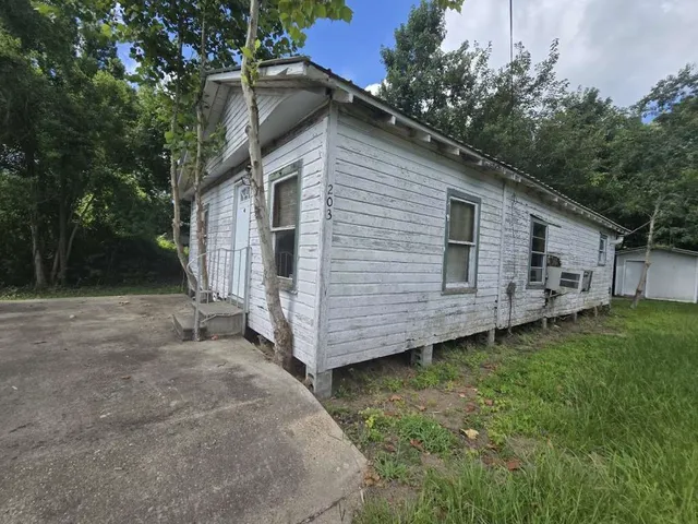 a view of a back yard of the house