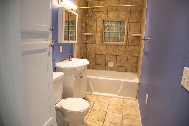 a view of a big room with closet and bathroom