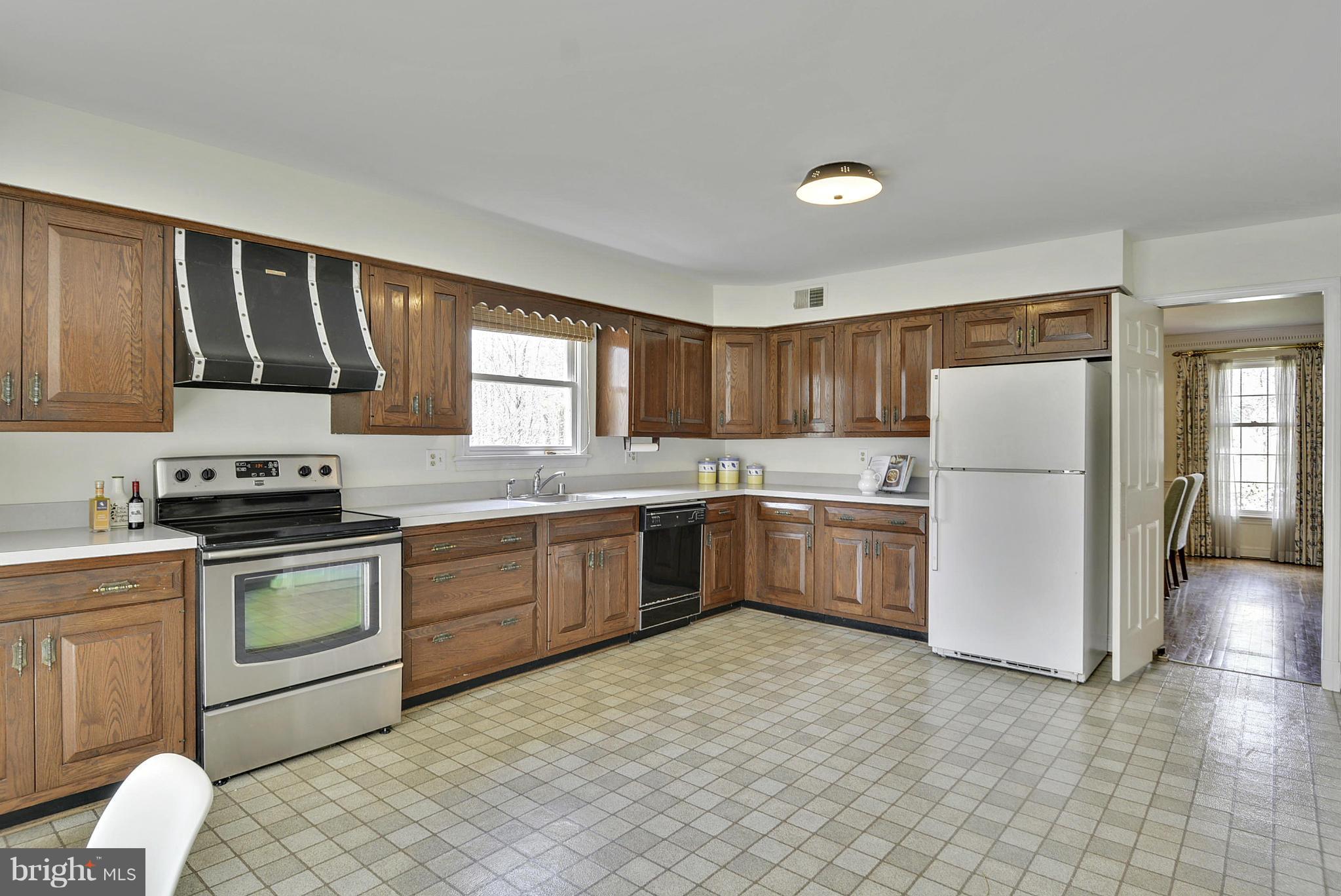 7000 Heatherhill Road Bethesda, MD 20817 - Photo 7 of 26 Kitchen