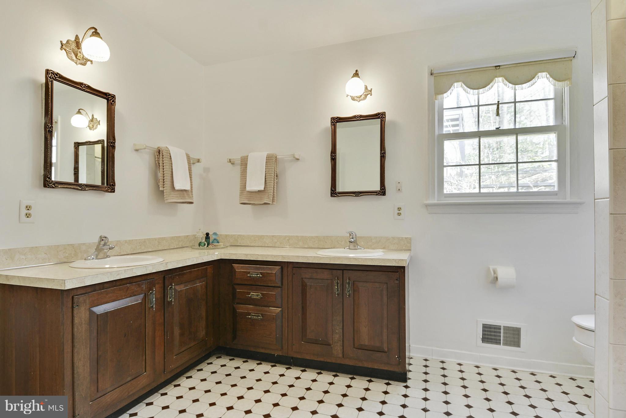 7000 Heatherhill Road Bethesda, MD 20817 - Photo 10 of 26 Bath (Master)