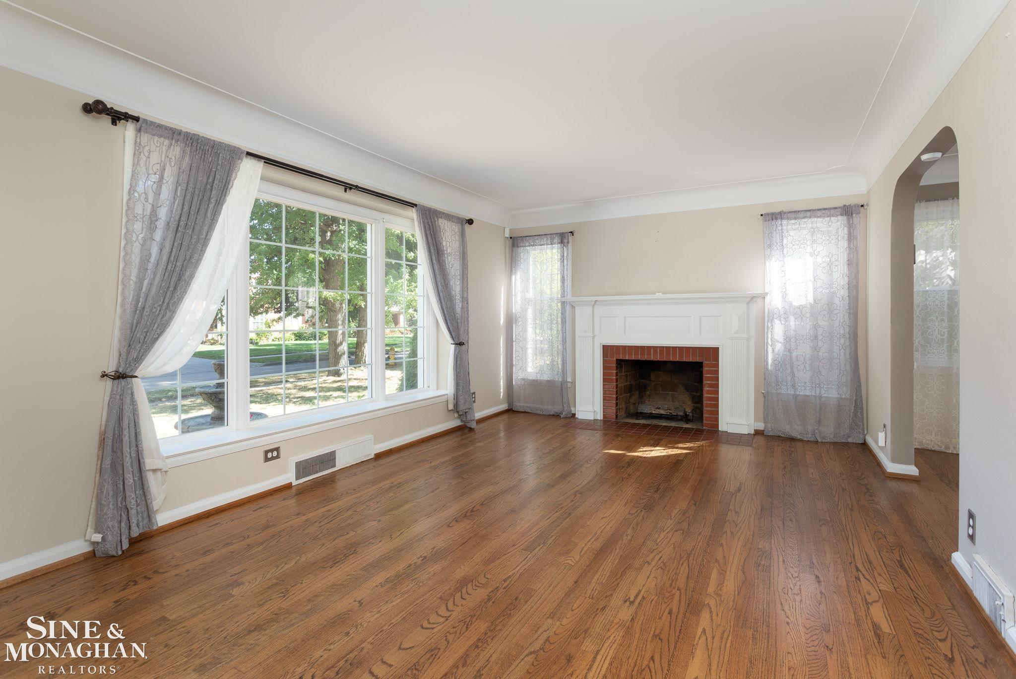 549 Hawthorne Road Grosse Pointe, MI 48236 - Photo 9 of 31 50090920-8.JPG