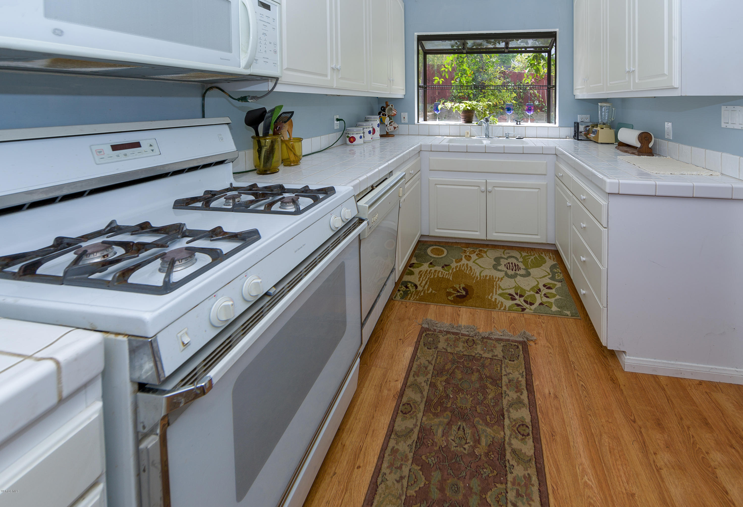 5859 Oak Knolls Road Simi Valley, CA 93063 - Photo 6 of 10 Kitchen