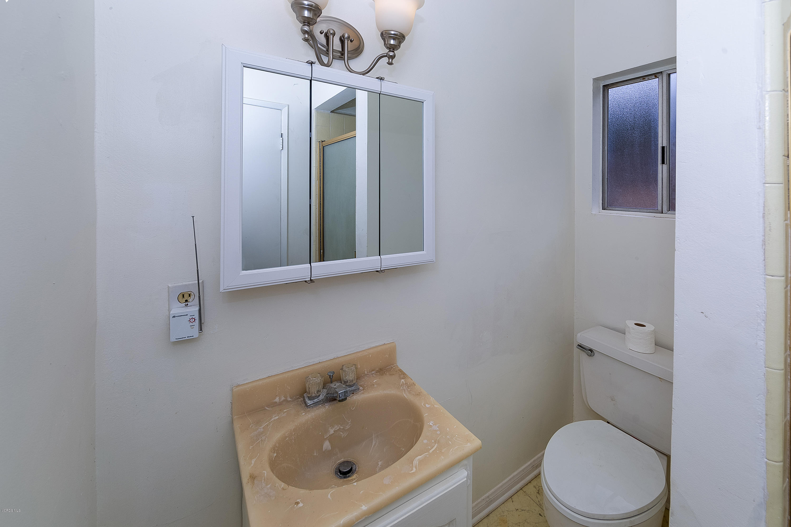5859 Oak Knolls Road Simi Valley, CA 93063 - Photo 9 of 10 Bathroom