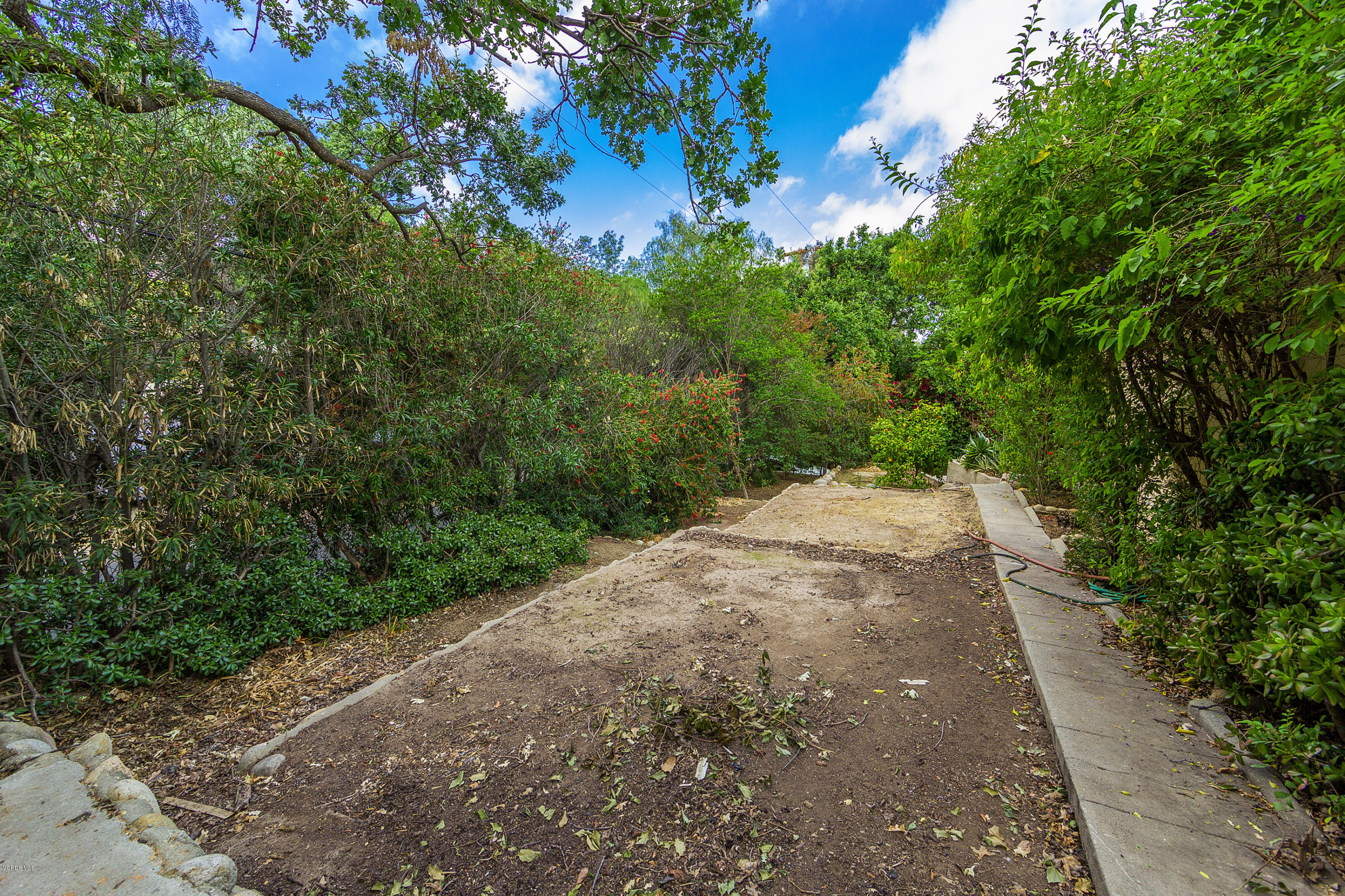 5859 Oak Knolls Road Simi Valley, CA 93063 - Photo 10 of 10 Side Yard