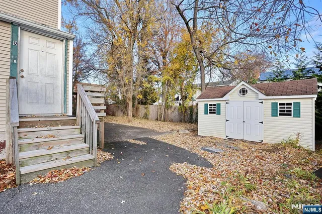 a view of a backyard