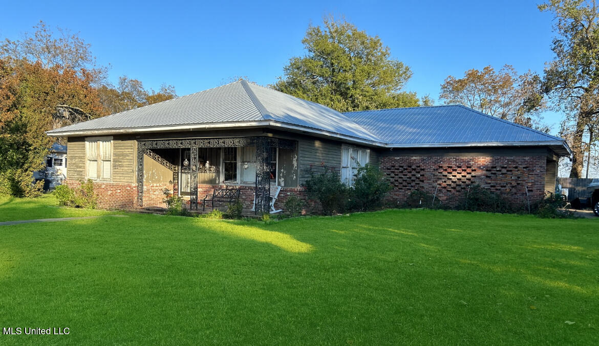 142 W Park North Duncan, MS 38740 - Photo 1 of 20 IMG_8236