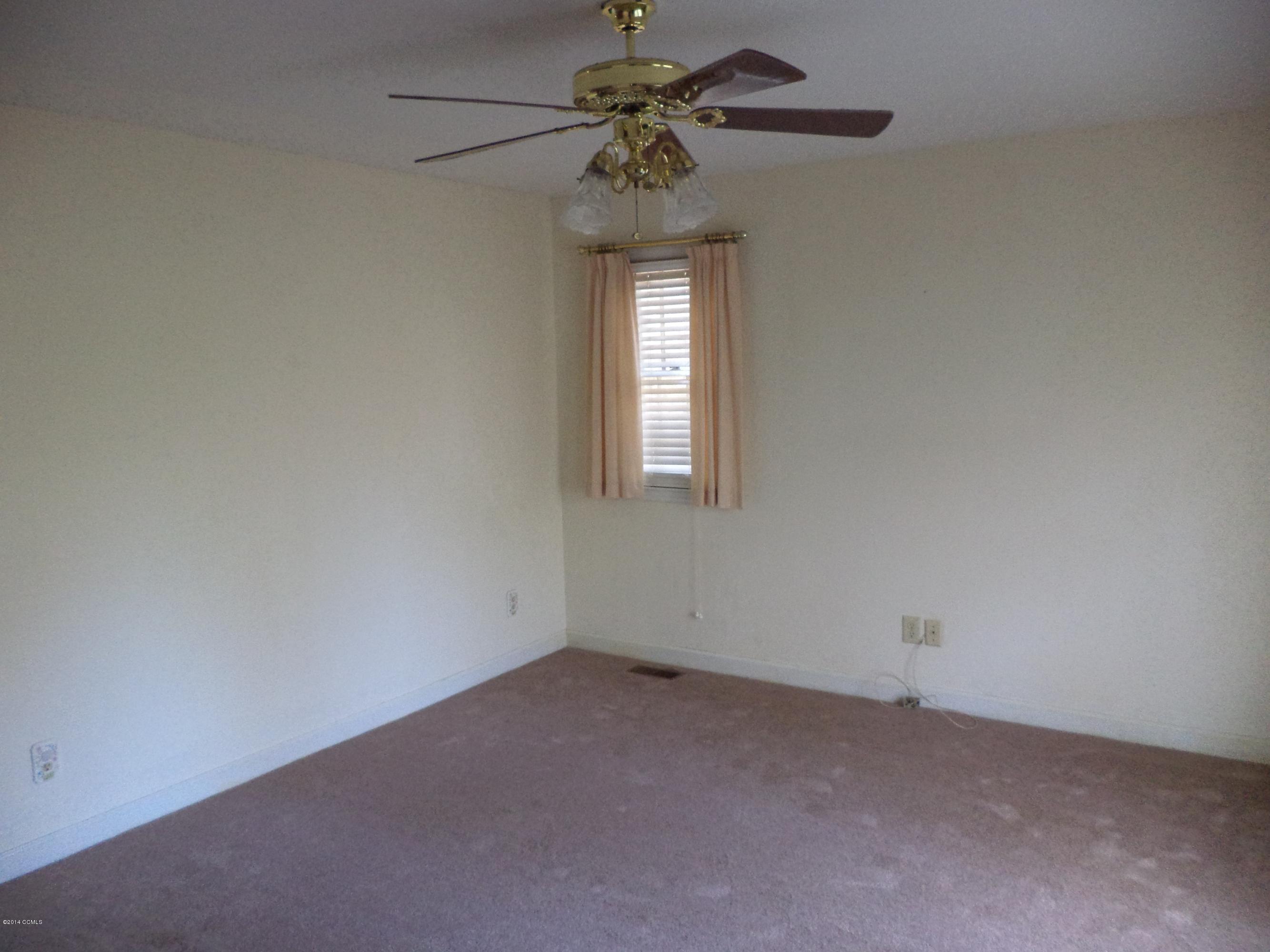 216 Lands End Road Morehead City, NC 28557 - Photo 6 of 10 Master bedroom