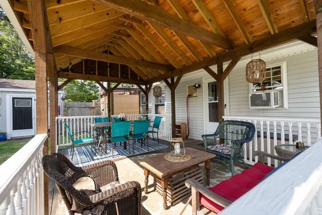 a view of entryway with a front door