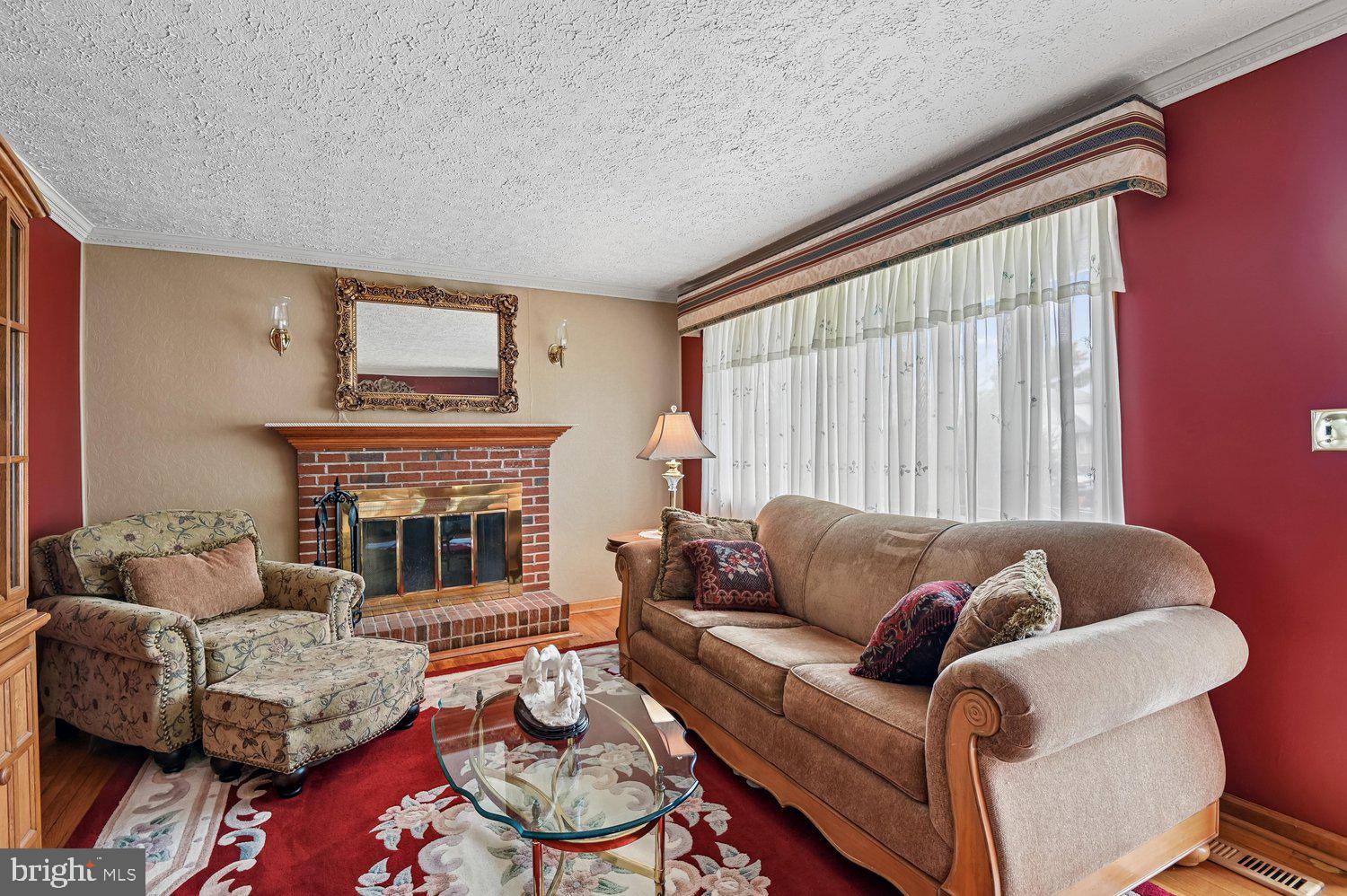 6907 German Hill Road Baltimore, MD 21222 - Photo 8 of 31 Living Room