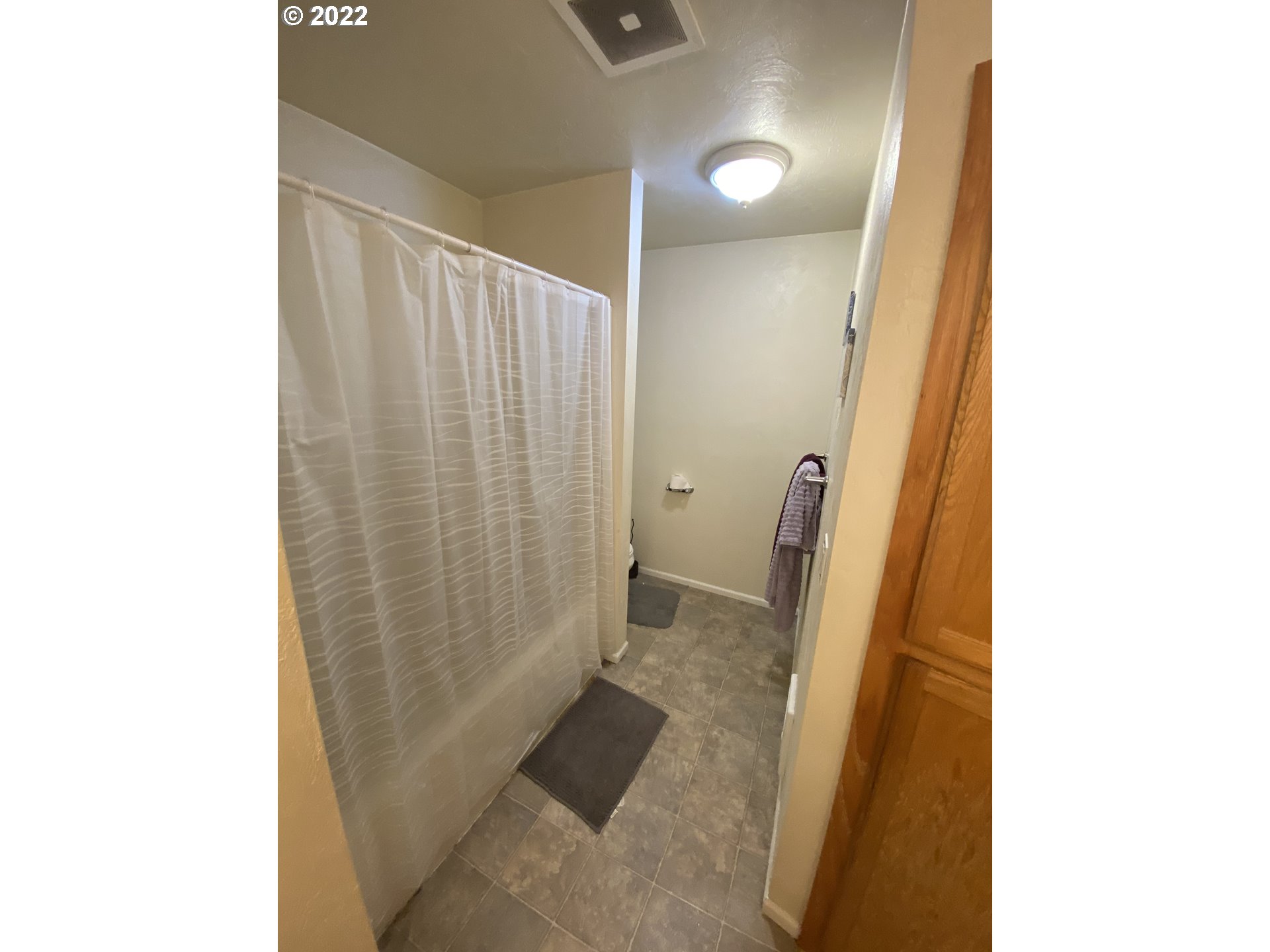929 Fuchsia Street Springfield, OR 97477 - Photo 24 of 28 a bathroom with a sink and a shower