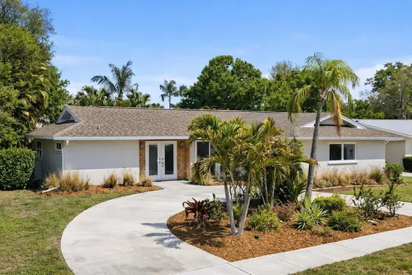 a view of a house with yard and plants