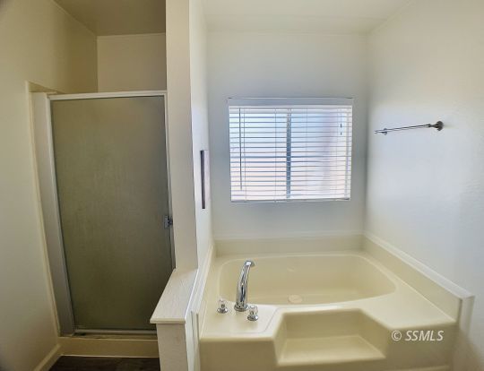 1370 Alpine Way Ridgecrest, CA 93555 - Photo 27 of 31 a bath tub sitting next to a window