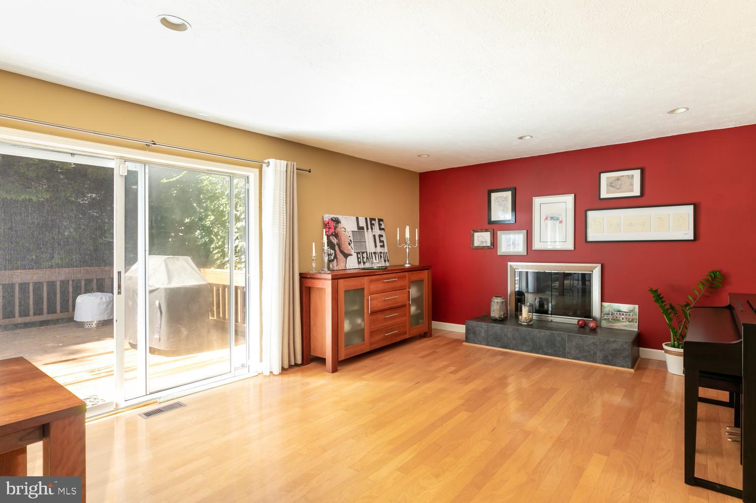 11603 Deer Forest Road Reston, VA 20194 - Photo 7 of 29 Family Rm w/Sliding Doors leading to Deck & yard