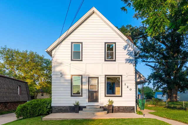 $209,900 | 120 Sabin Street, Sycamore, IL 60178