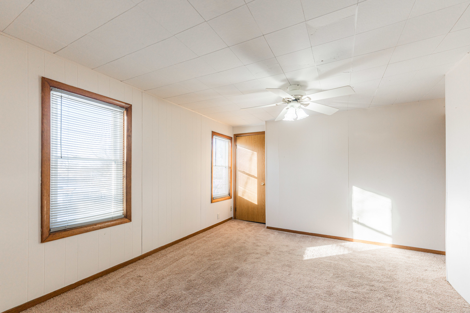 120 Sabin Street Sycamore, IL 60178 - Photo 17 of 27 an empty room with windows and closet
