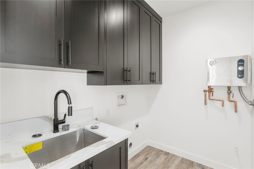 3460 Stonehill Avenue Joshua Tree, CA 92252 - Photo 19 of 27 a bathroom with a sink and a mirror