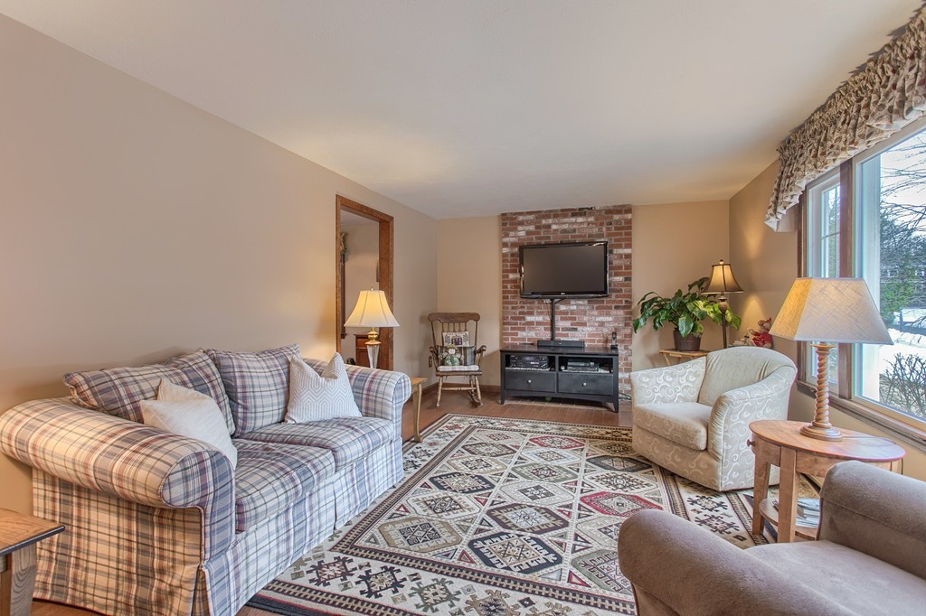 18 Spruce Road Westford, MA 01886 - Photo 4 of 30 Gallery Image 4
