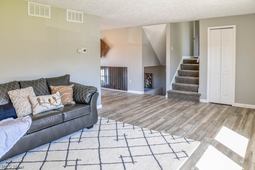 7107 Berry Road Ravenna, OH 44266 - Photo 11 of 26 Living Room