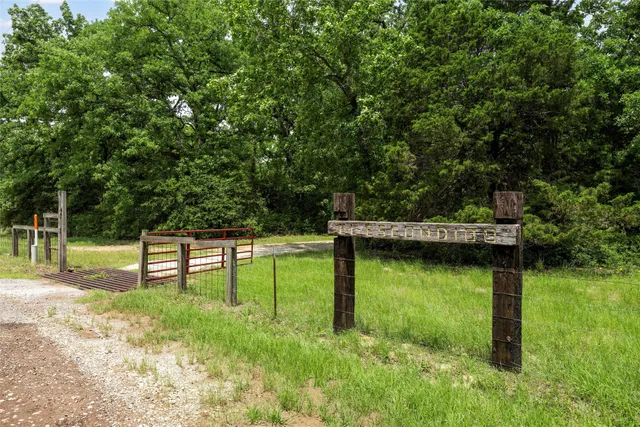 a view of a house with backyard and garden