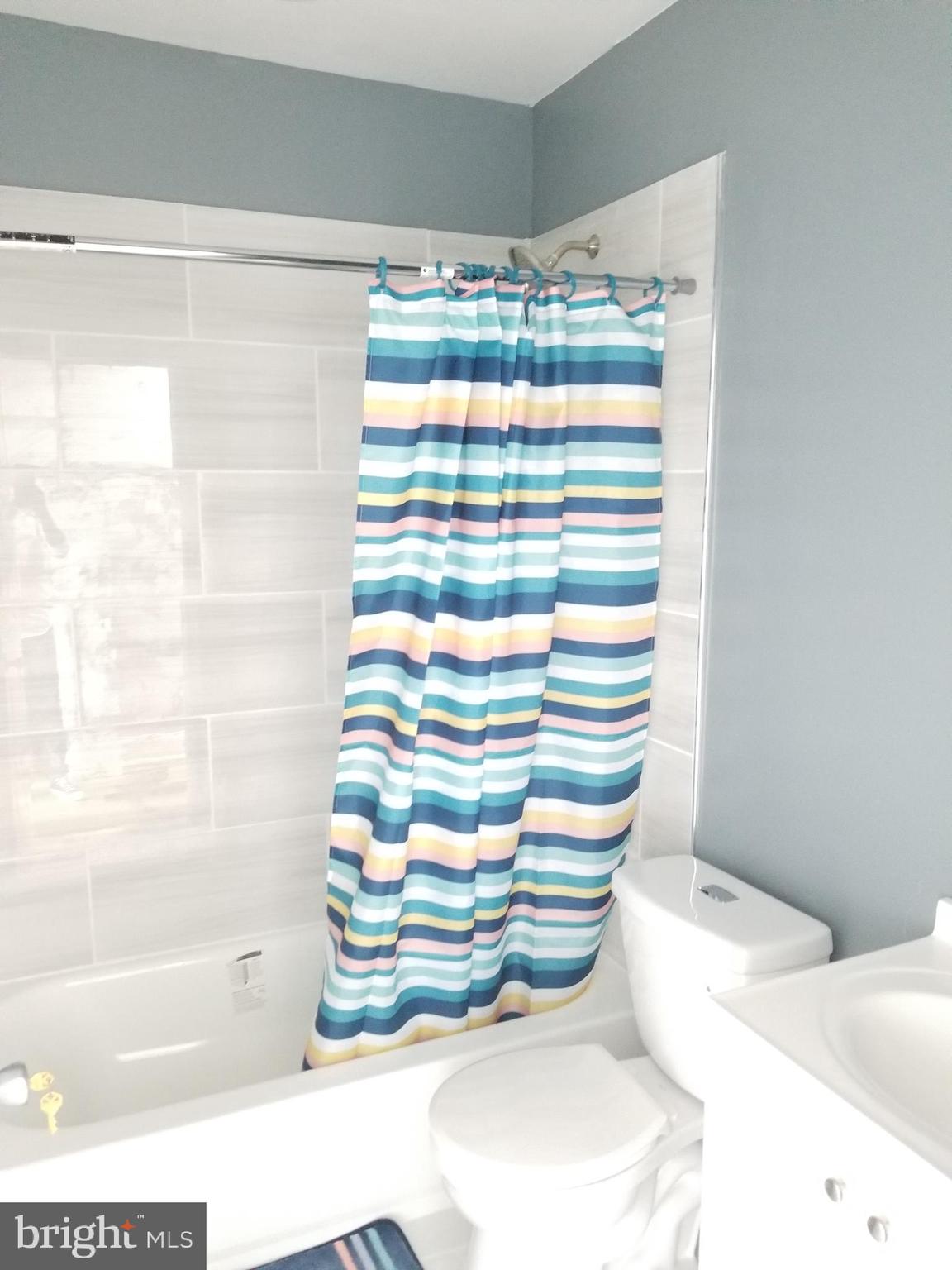 1624 West Lexington Street Baltimore, MD 21223 - Photo 14 of 63 a bathroom with a sink and bathtub