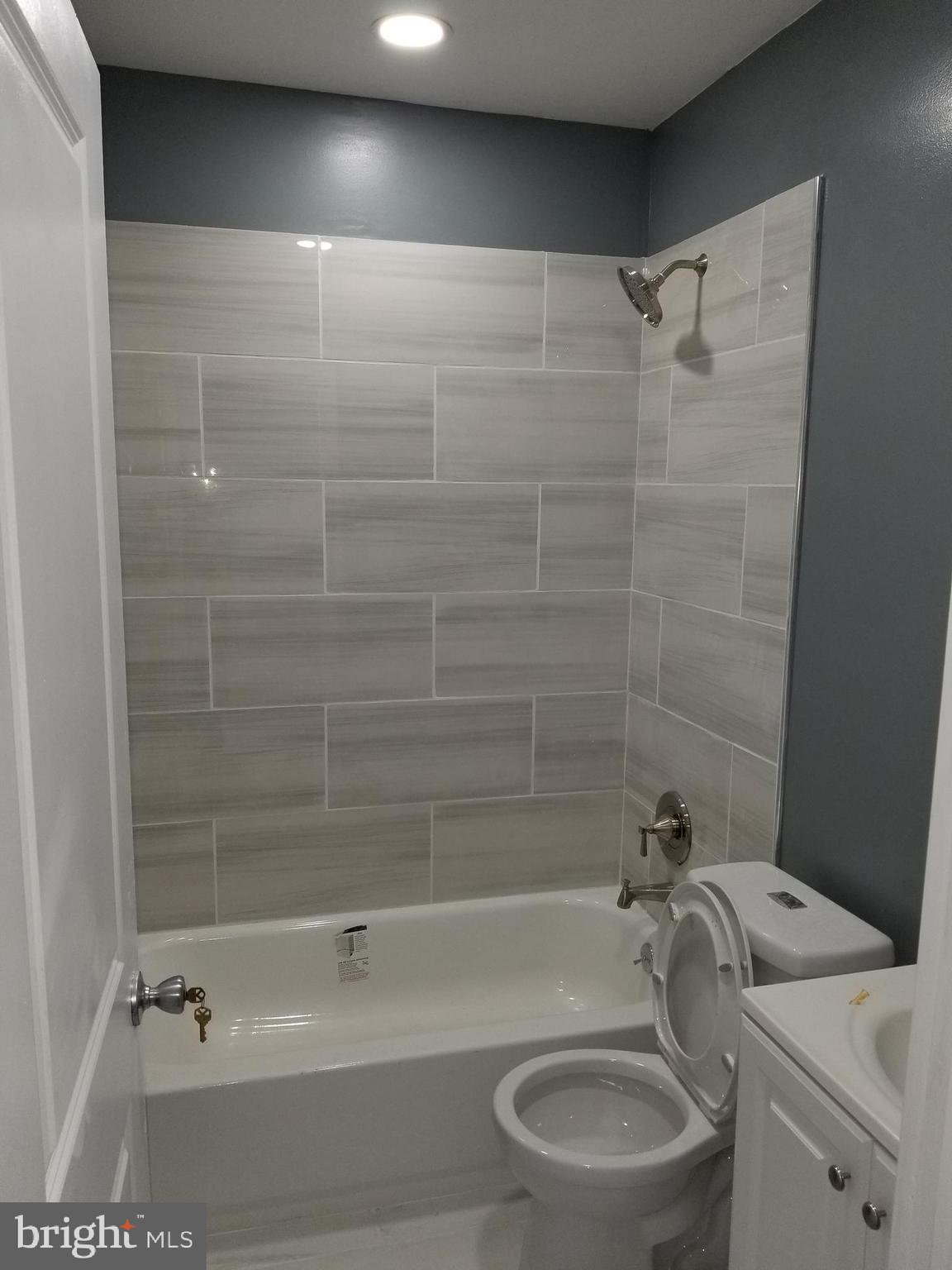 1624 West Lexington Street Baltimore, MD 21223 - Photo 50 of 63 a bathroom with a sink a toilet and a bathtub