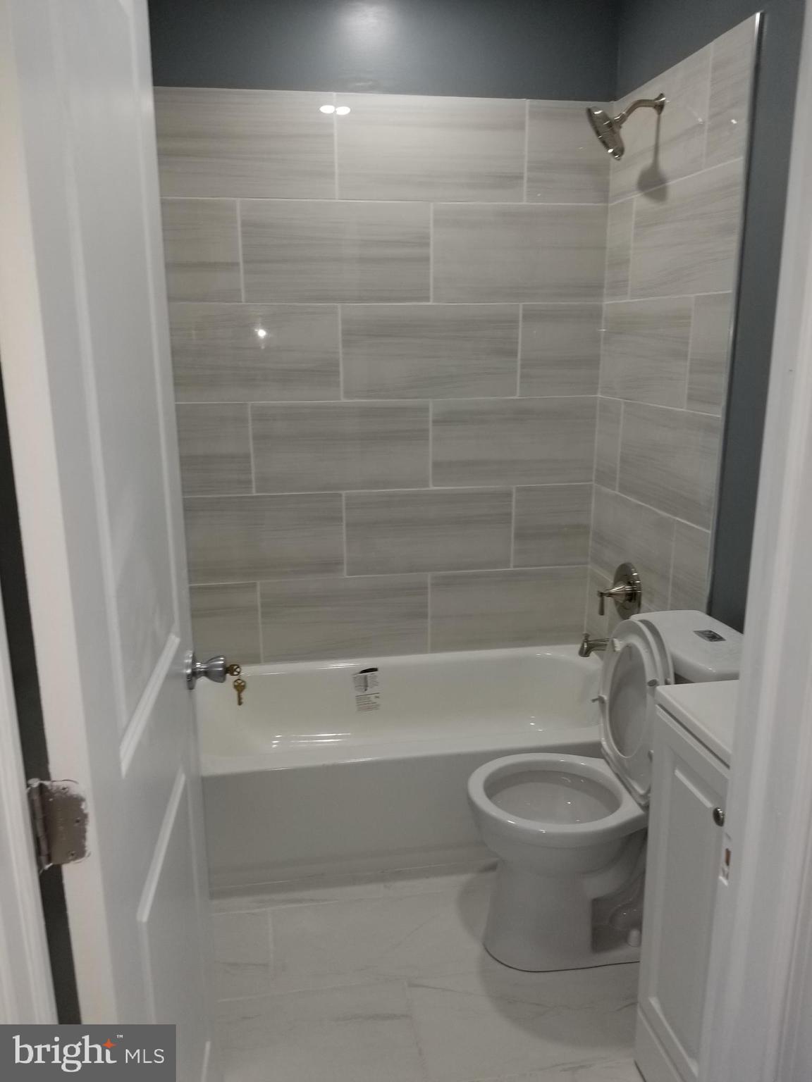 1624 West Lexington Street Baltimore, MD 21223 - Photo 52 of 63 a bathroom with a toilet and a bath tub