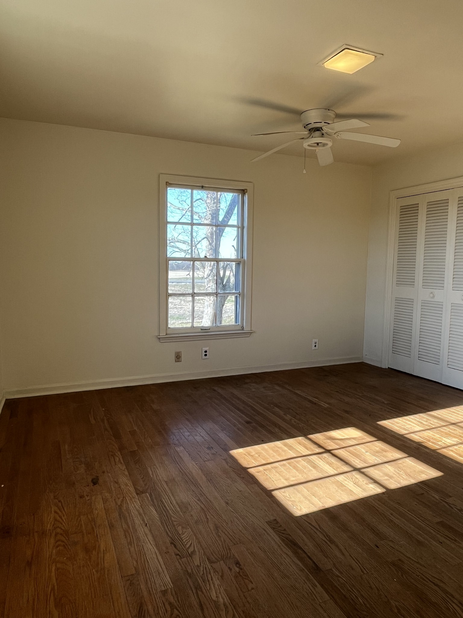 14403 Newstead Road Herndon, KY 42236 - Photo 16 of 25 a view of a room with wooden floor and white walls