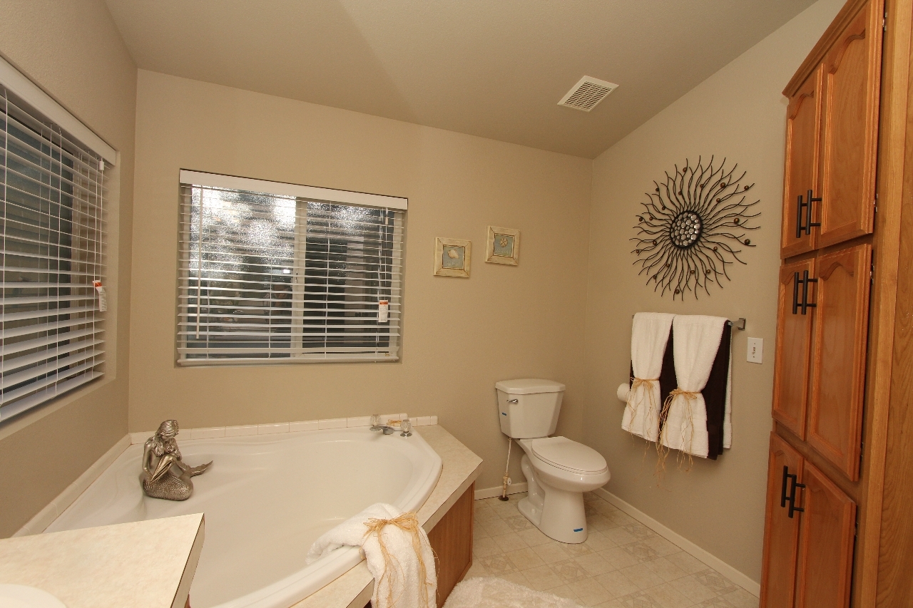 7555 Pegnan Road Shingletown, CA 96088 - Photo 4 of 16 Master Bathroom Garden Tub