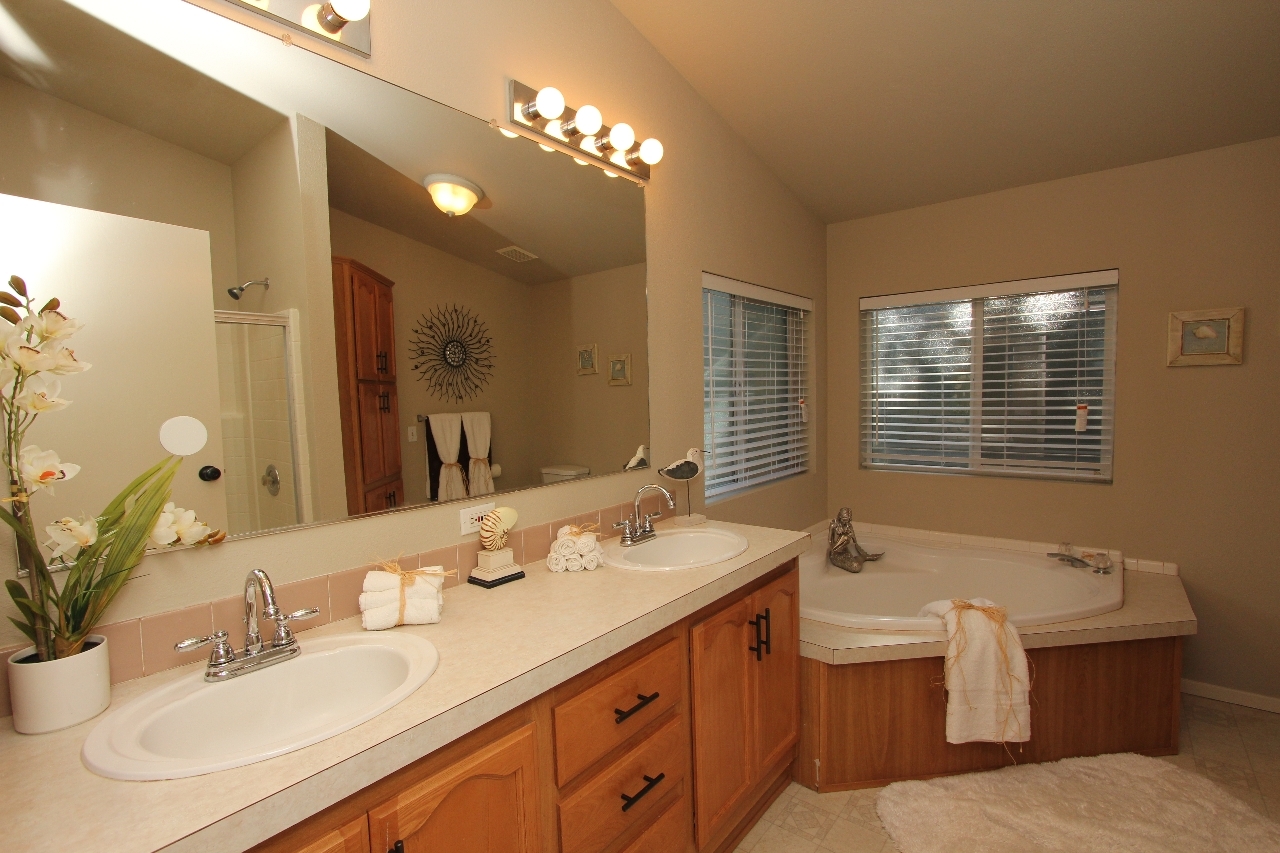 7555 Pegnan Road Shingletown, CA 96088 - Photo 10 of 16 Master Bathroom