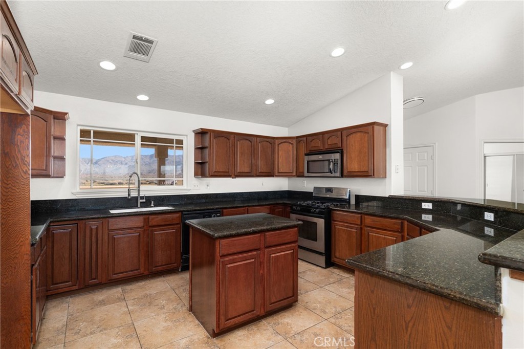 15088 Mesquite Road Apple Valley, CA 92307 - Photo 15 of 51